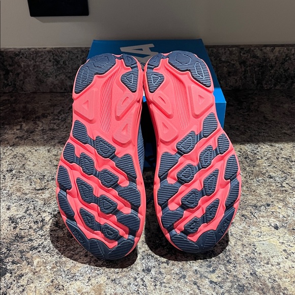 HOKA Women’s Clifton 9 GTX Shoe - Picture 10 of 12